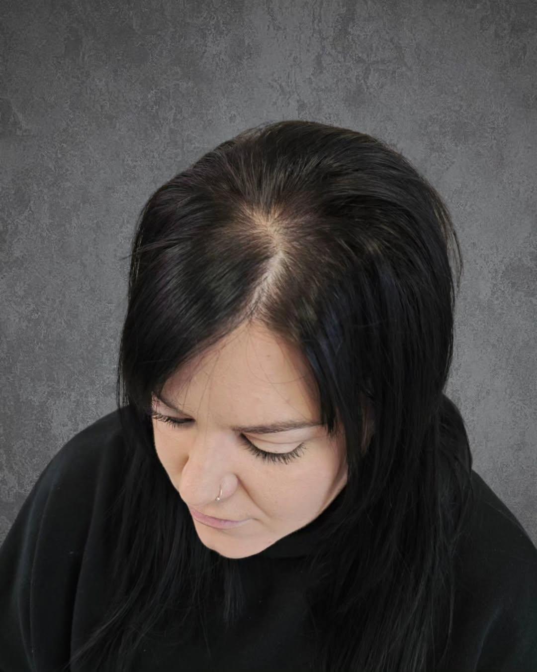 chica joven con pelo poco denso